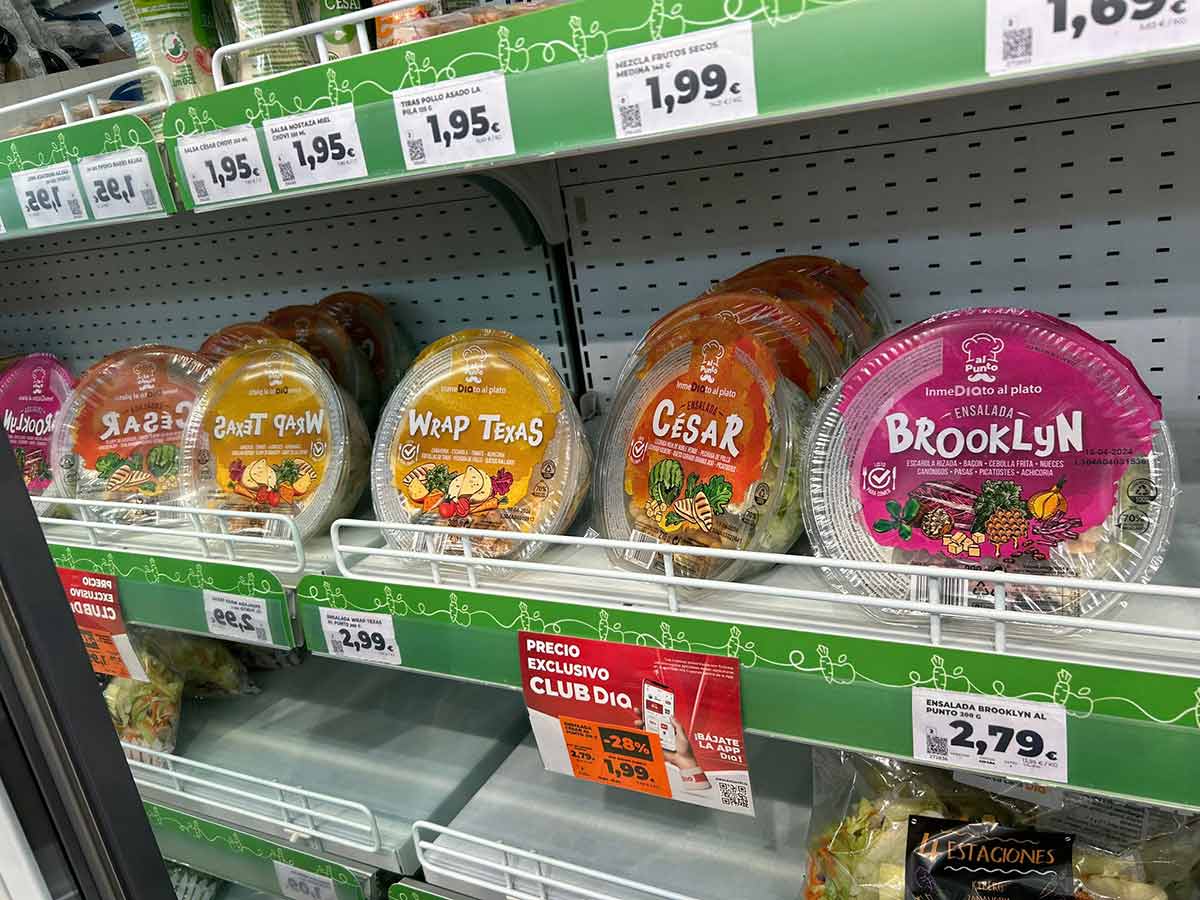 Uno scaffale del retailer spagnolo Dia